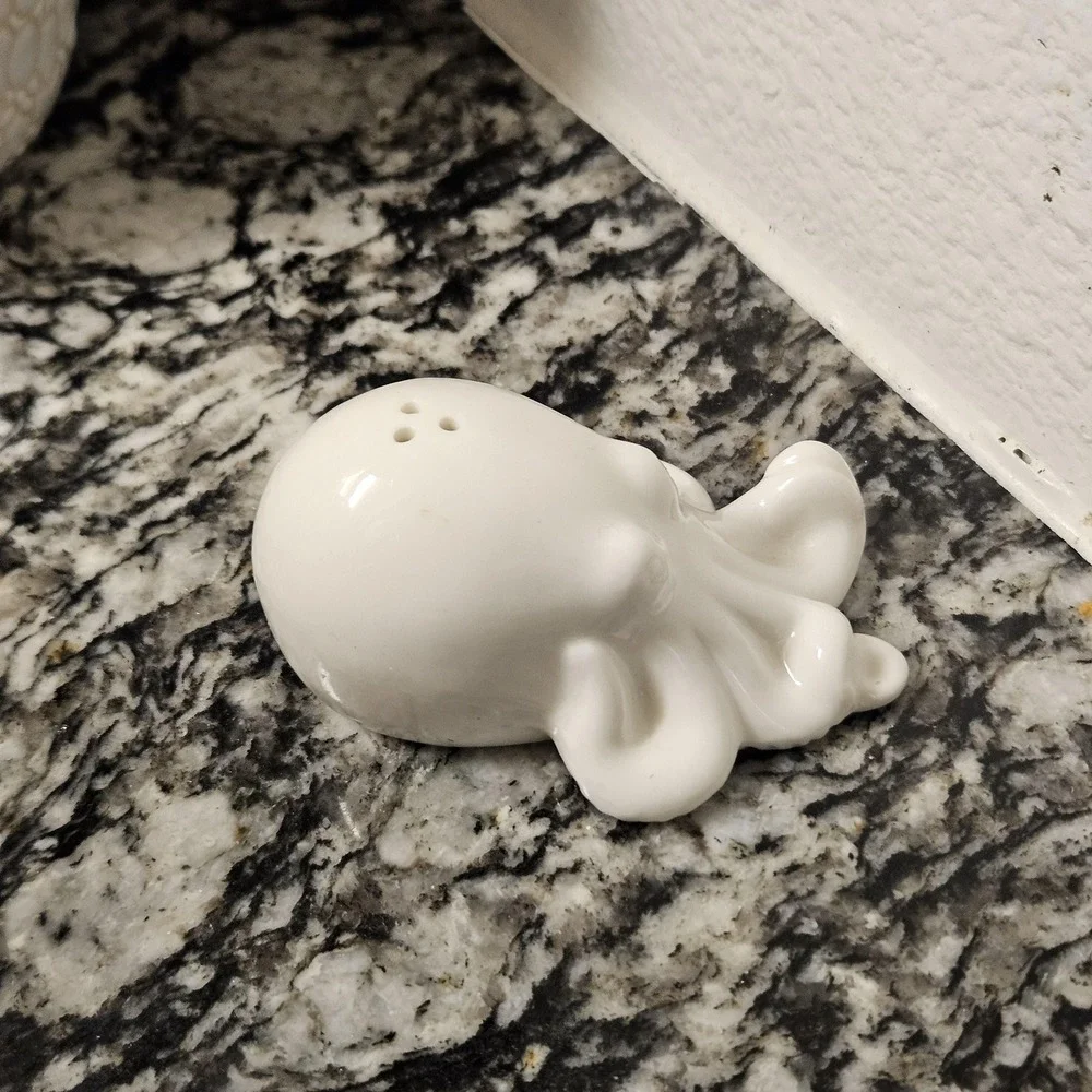 white ceramic octopus shaker‎